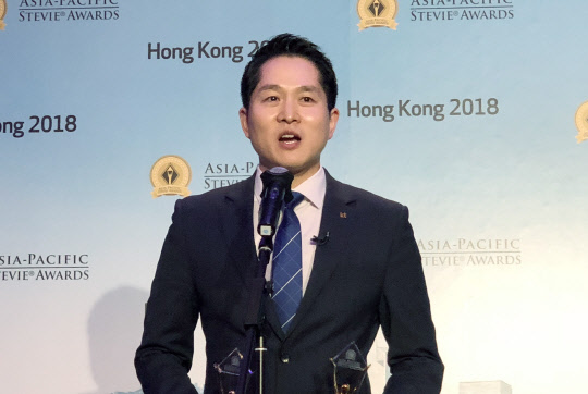 2018년 아시아-태평양 스티비 어워즈에서 KT그룹 사내방송 KBN이 금상 2개, 은상 2개를 수상했다. 지난 1일 홍콩 미라호텔에서 열린 시상식 현장에서 박성일 KT 차장이 수상하는 모습. <KT 제공>